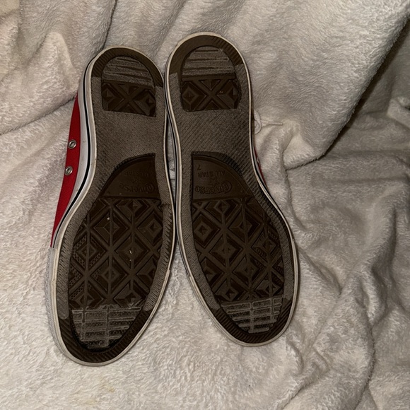 Red converse - Picture 2 of 2